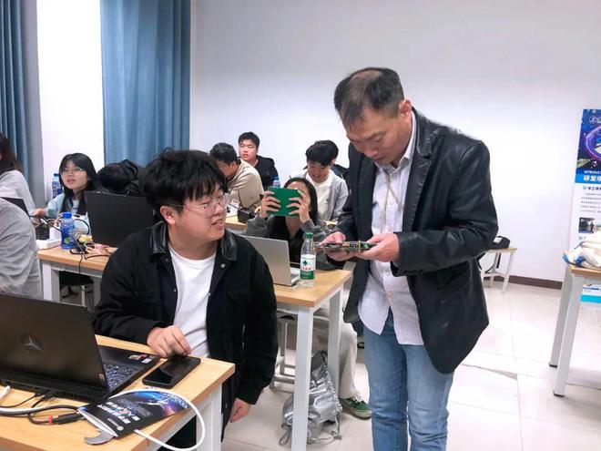 西亚斯学子实训金橙智能语音操控点亮未来(图3)