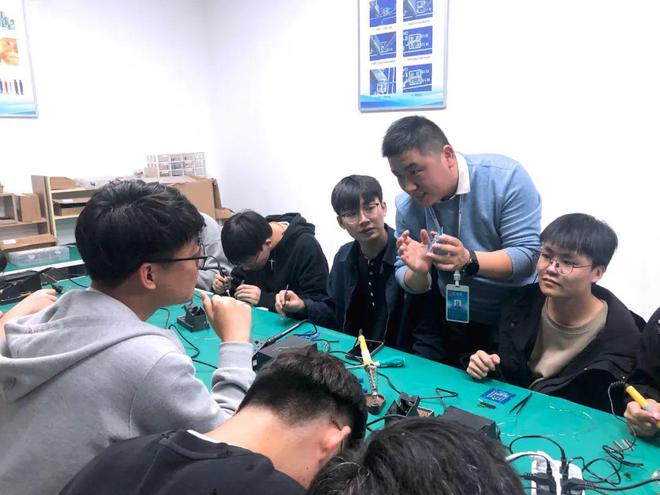 西亚斯学子实训金橙智能语音操控点亮未来(图2)