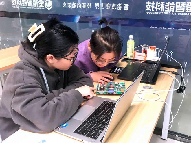 西亚斯学子实训金橙智能语音操控点亮未来(图4)