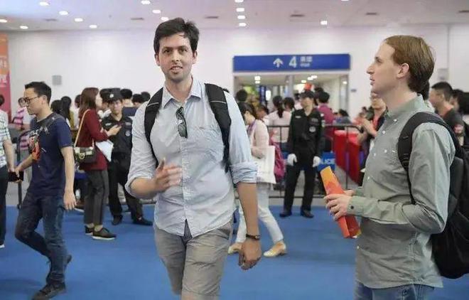 被美国逼走的落魄天才来中国后一战封神：拜登亲自来请也不回去(图3)