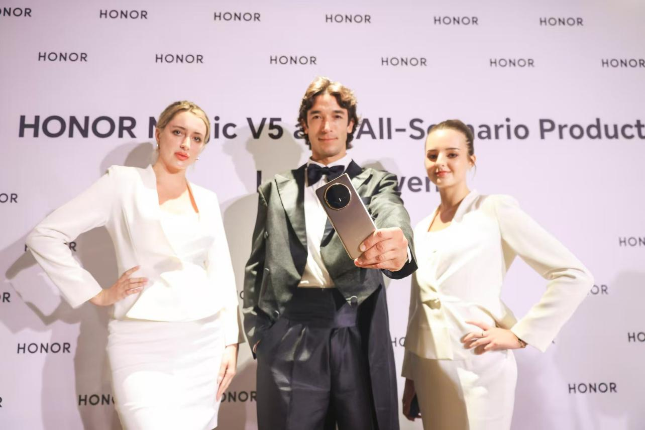 荣耀MagicV5在西欧发布搭载全球首个端侧语音大模型MagicSpeech(图1)