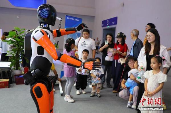 中国机器人“内外兼修”行业应用渐入“佳”境
