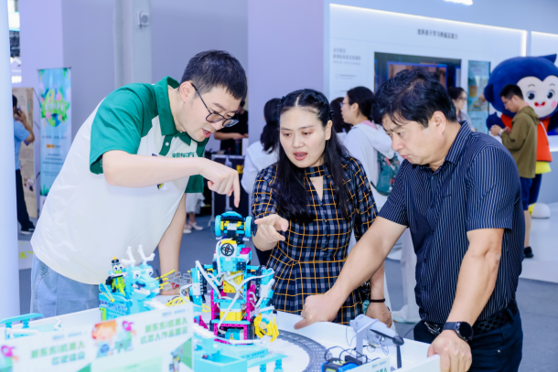 新东方亮相2025服贸会创新成果展现教育生态新活力(图3)