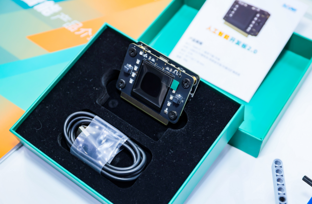 新东方亮相2025服贸会创新成果展现教育生态新活力(图5)