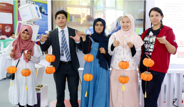 新东方亮相2025服贸会创新成果展现教育生态新活力(图8)