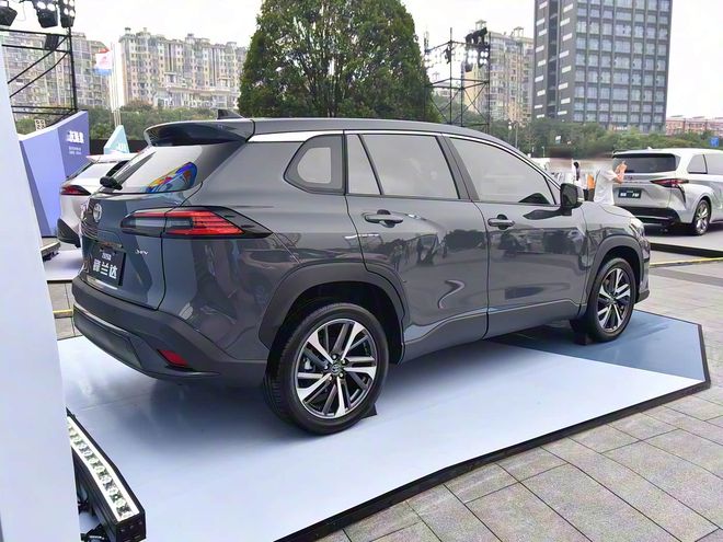 2026款丰田锋兰达外观内饰更新配置升级焕新价1028万元起(图2)