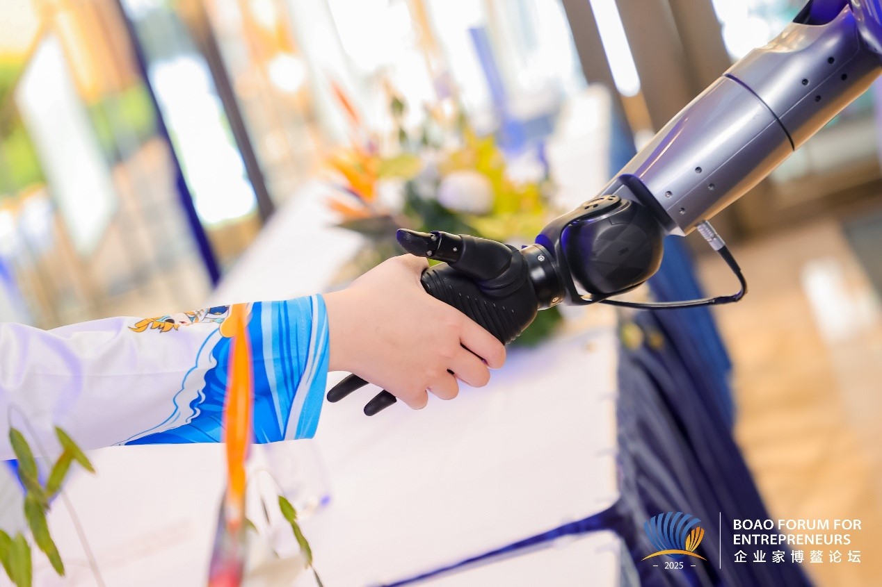懂礼仪的“新同事”擎朗人形机器人亮相2025企业家博鳌论坛(图1)